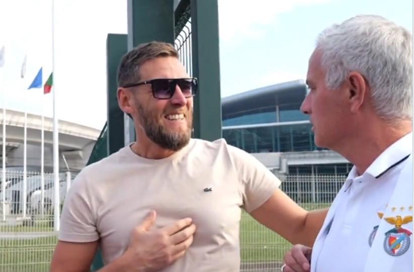 行慰问, 并感谢了穆, 发现其中一