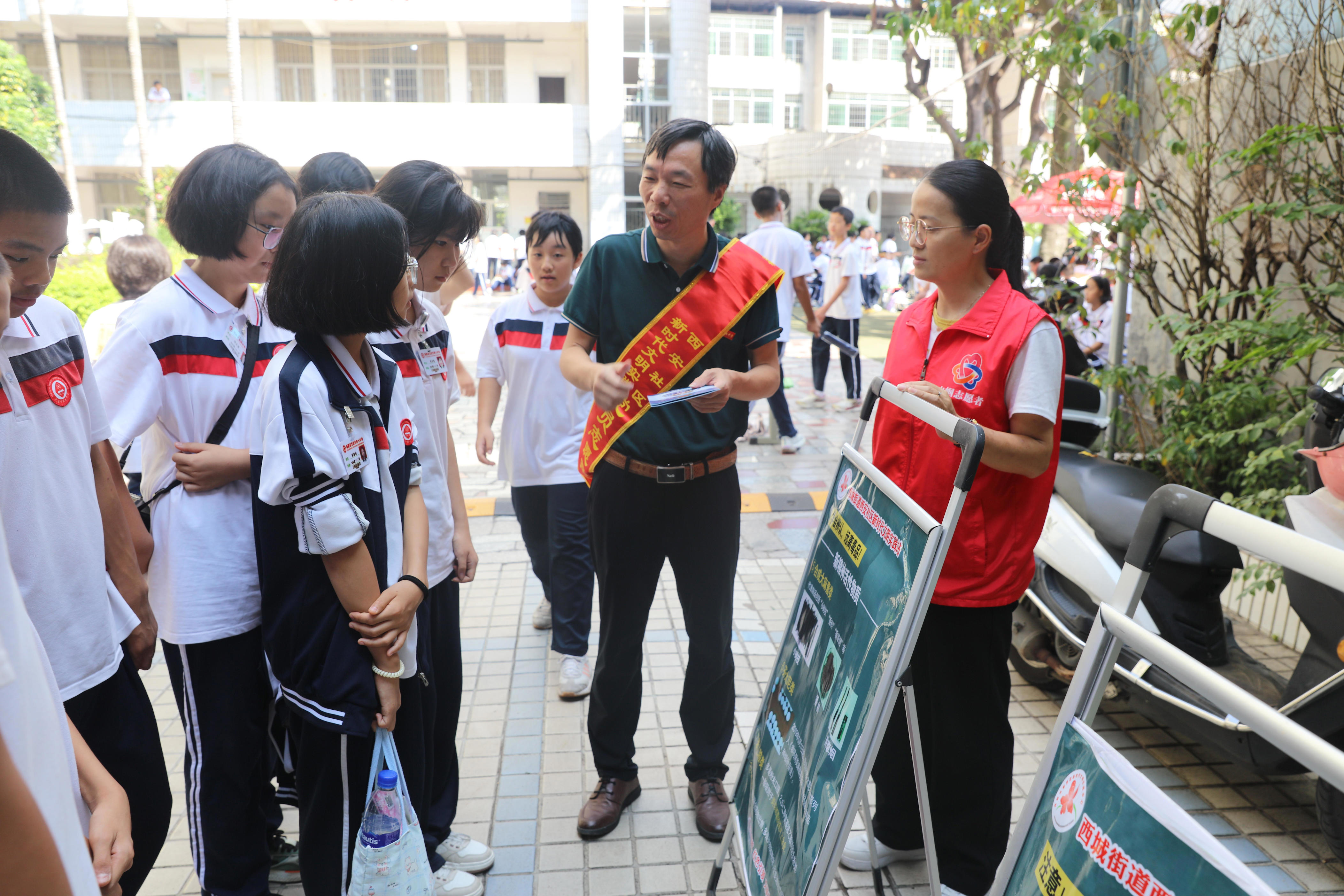 径运动会开, 仅带来了乐, 融入体育赛